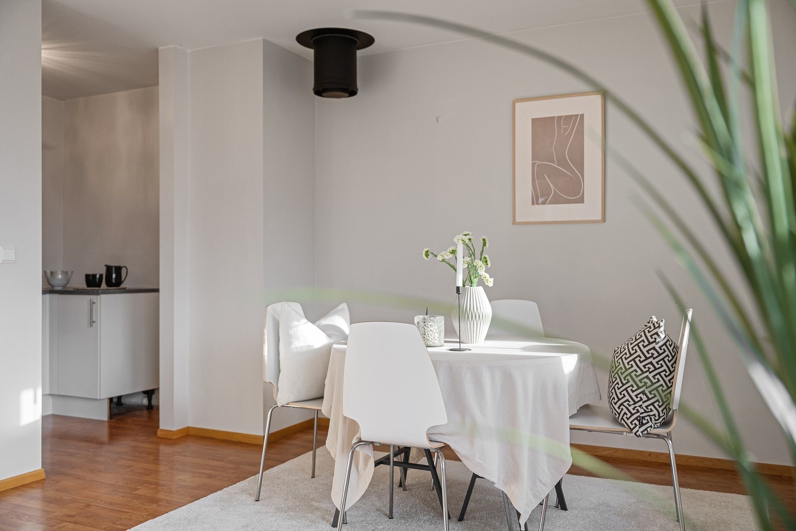 Åpen løsning inn mot kjøkken, men samtidig skjermet for seg selv. Galleribilde