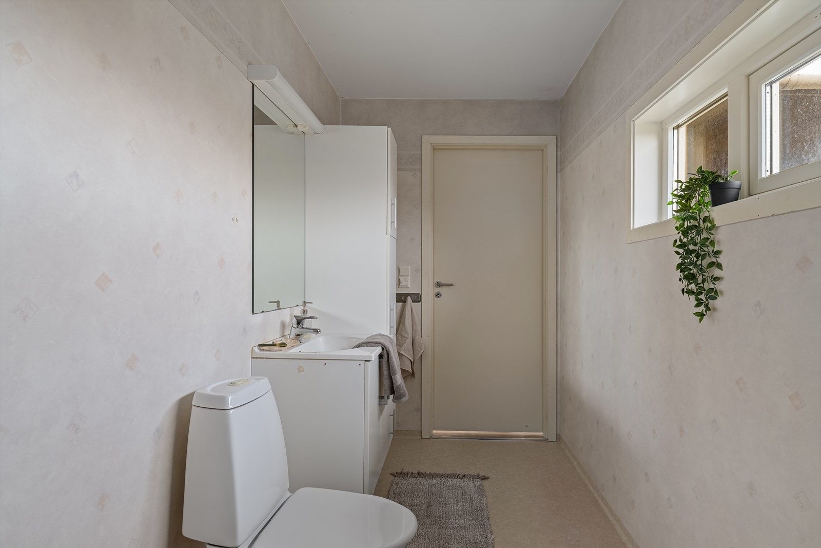 Badet er innredning under servant samt praktisk skap ved siden av. Galleribilde