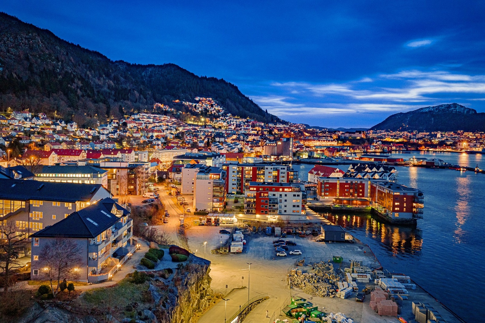 By night. Galleribilde