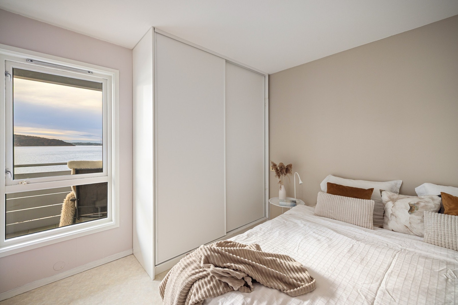 Skap plass på begge sider av sengen Galleribilde