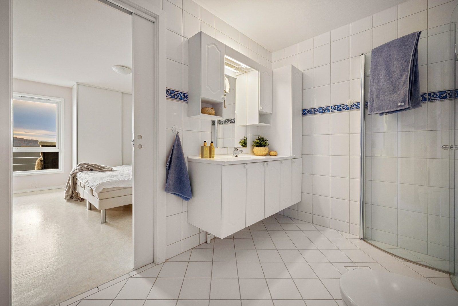 Romslig bad med inngang fra entre og hovedsoverom Galleribilde