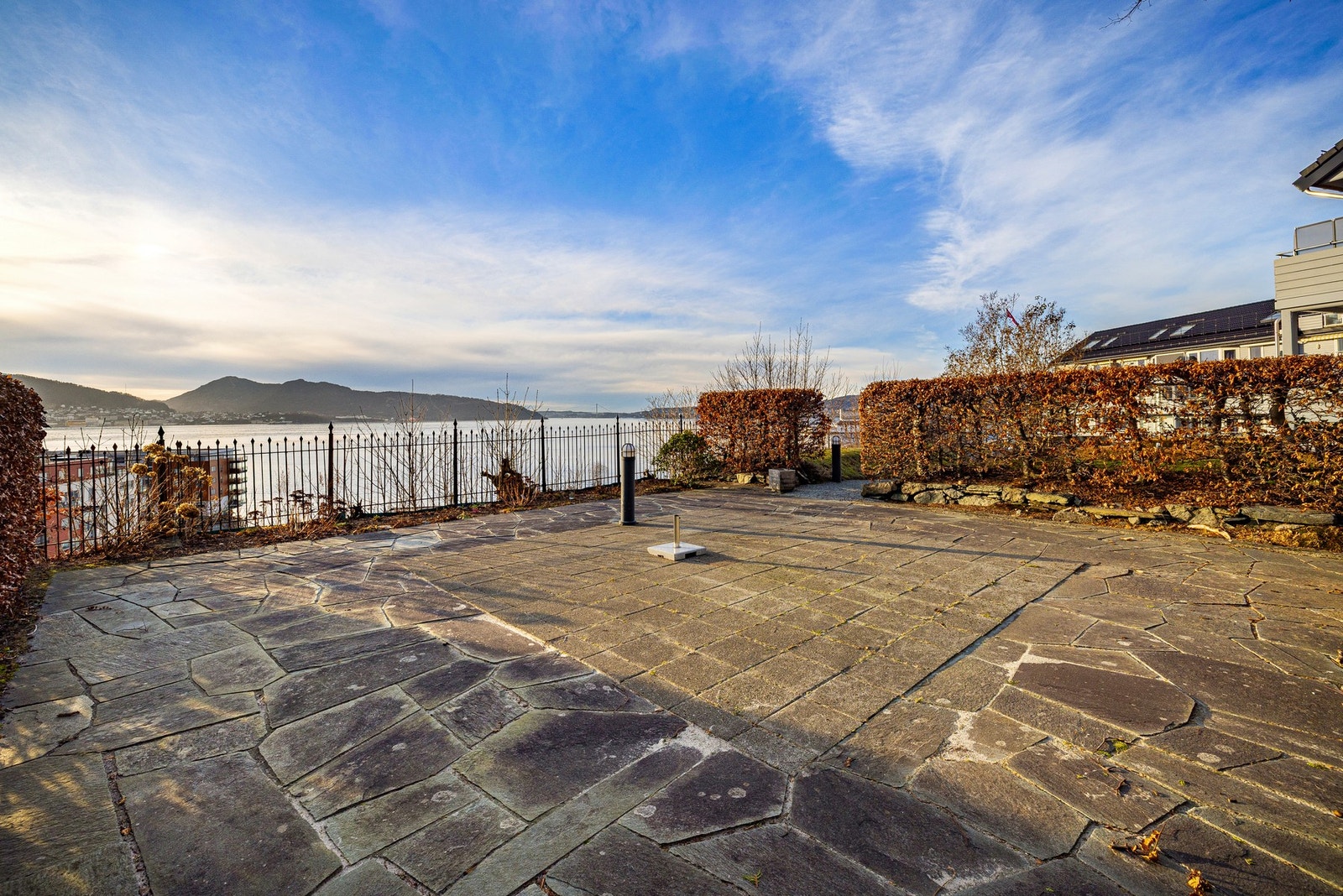 Usjenert solplass med storslagen fjordutsikt. Galleribilde