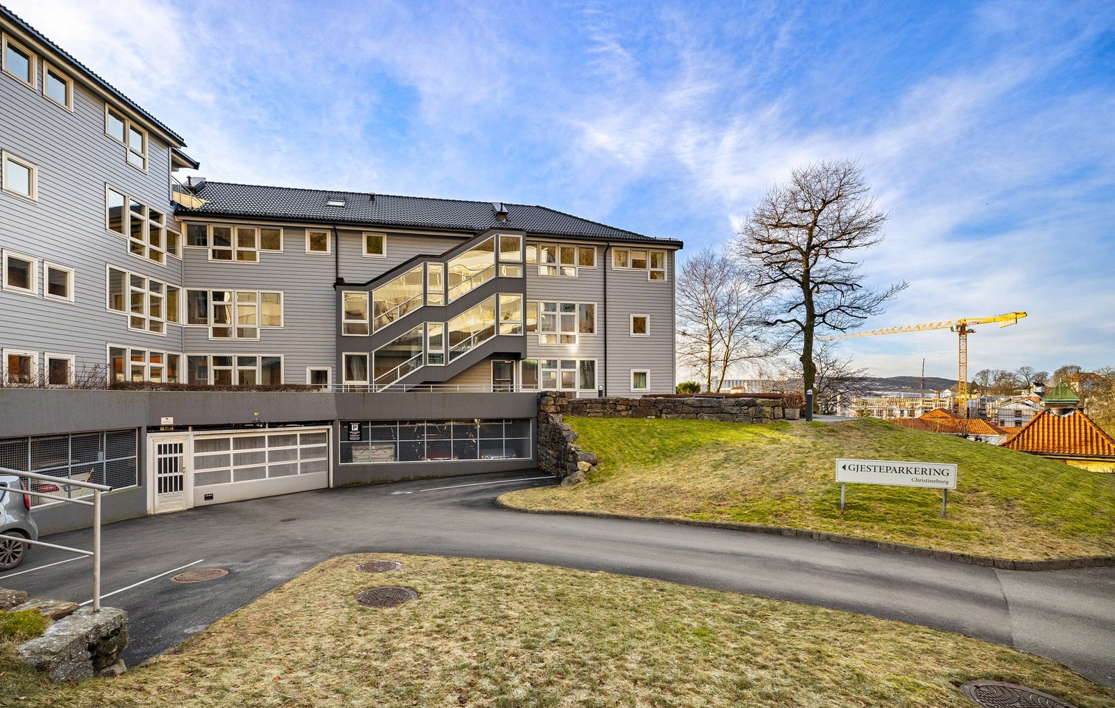 Felles garasjeanlegg i underetasjen. P-plass medfølger. Gjesteparkeringer Galleribilde