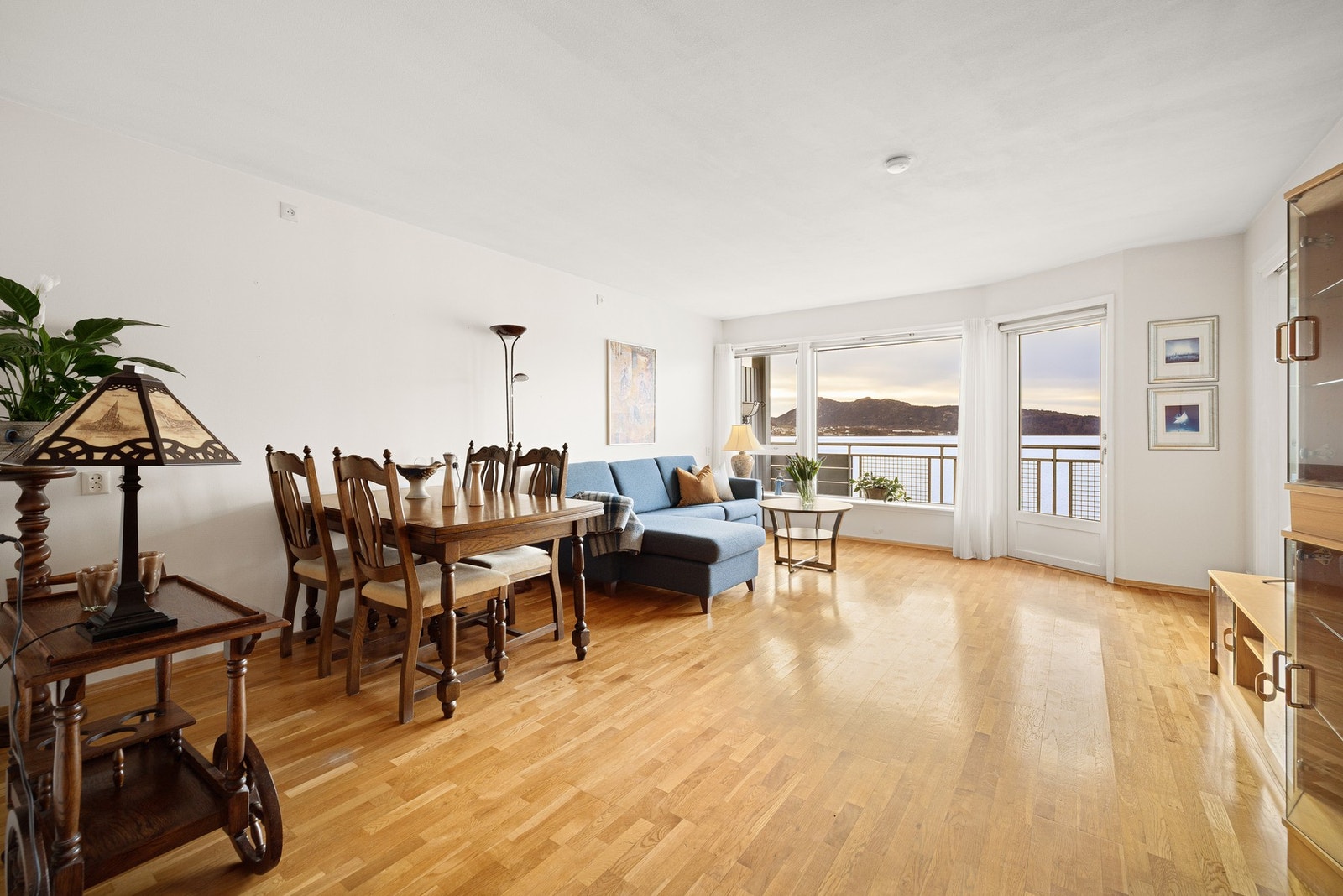 Rikelig med plass til spisebord Galleribilde