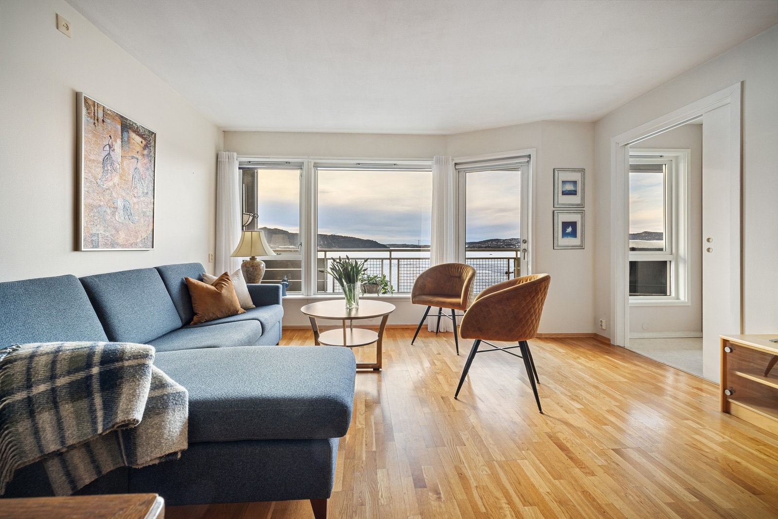 Trivelig stue med mye lys Galleribilde