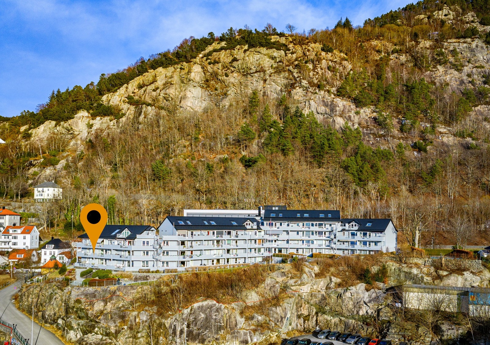 Ligger usjenert til på nordre side til endes i bygget. Galleribilde