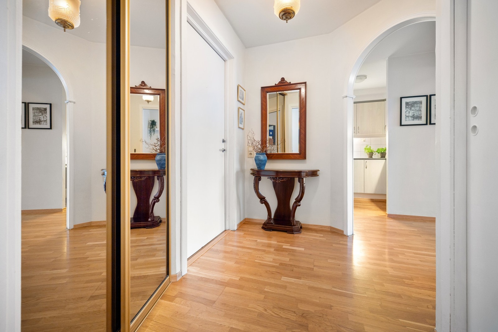 Trivelig gang med garderobe inn til venstre. Galleribilde