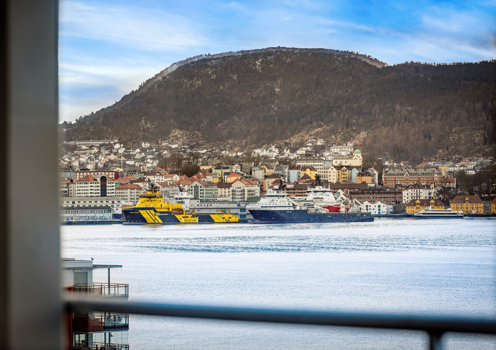 Rett over fjorden Galleribilde