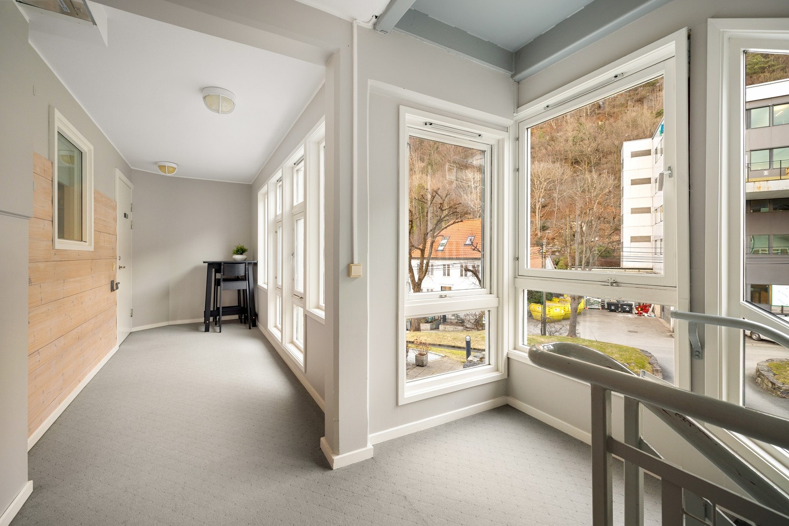 Utenfor leiligheten er det og trapp rett ned og ut i det fri Galleribilde