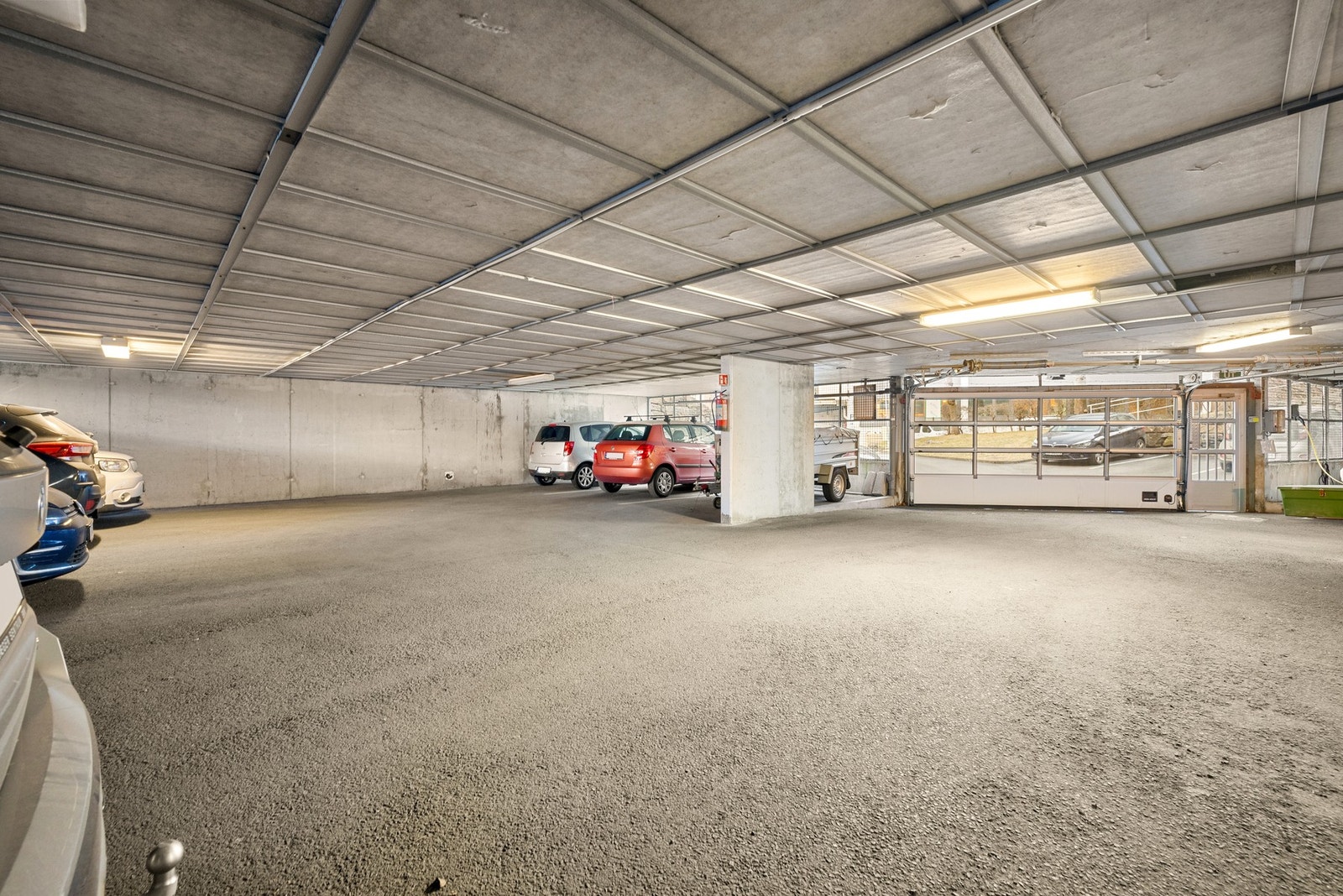 Garasjeanlegg. Parkeringsplassen er til venstre i bildet innerst. Galleribilde