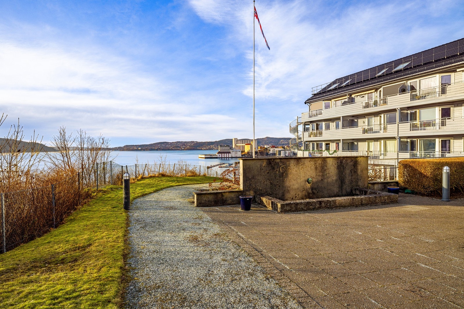 Fellesarealer i front ut fra Borgstuen med flott vannfontene. Galleribilde