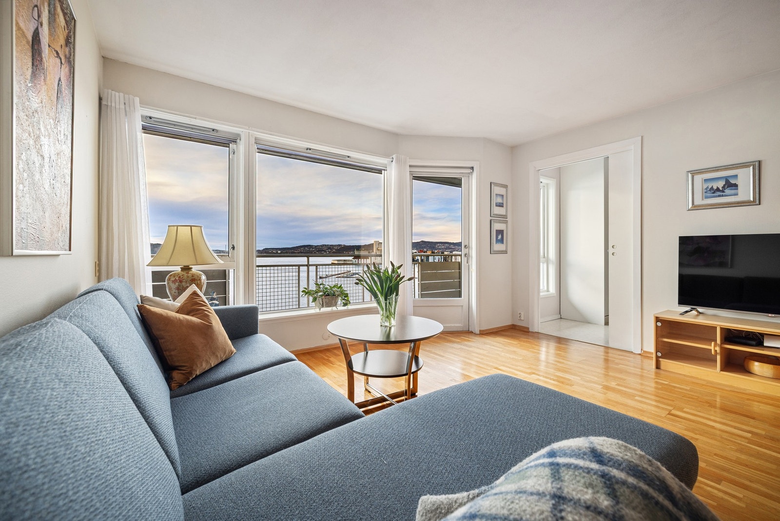 Store vinduesflater mot Byfjorden Galleribilde