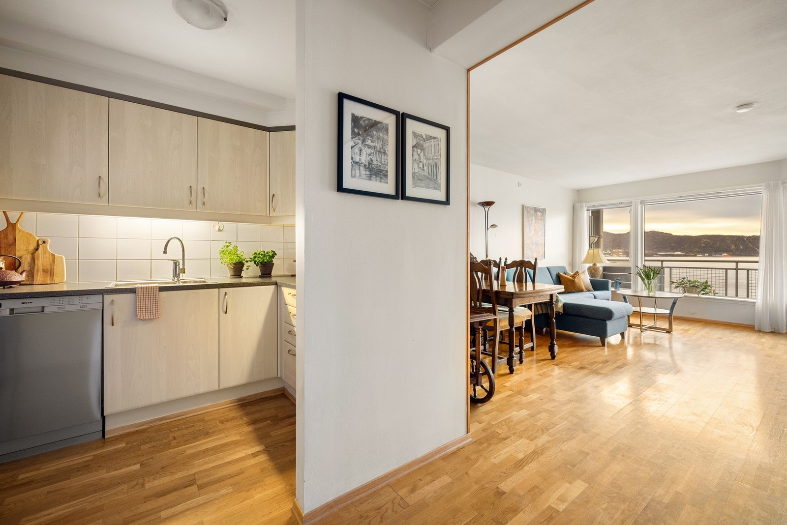 Flere har vurderte å åpne opp her, med en kjøkkenøy mot stuen. Galleribilde