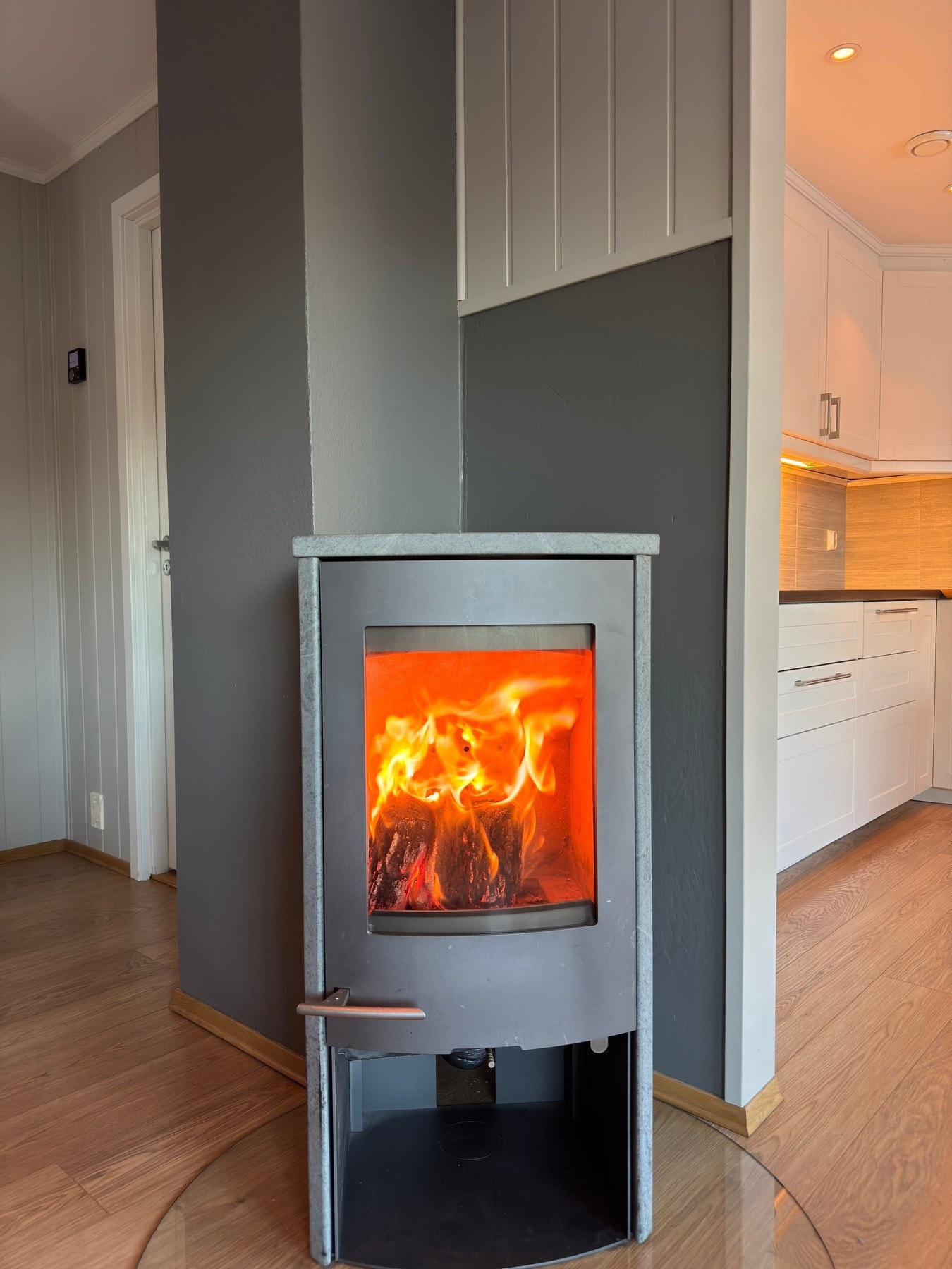 Peisovn som gir god og lun varme til hele hovedetasjen Galleribilde