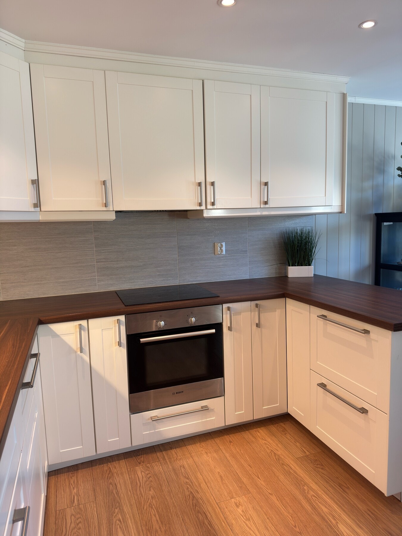 Kjøkkenet har god plass til matlaging og oppbevaring. Galleribilde