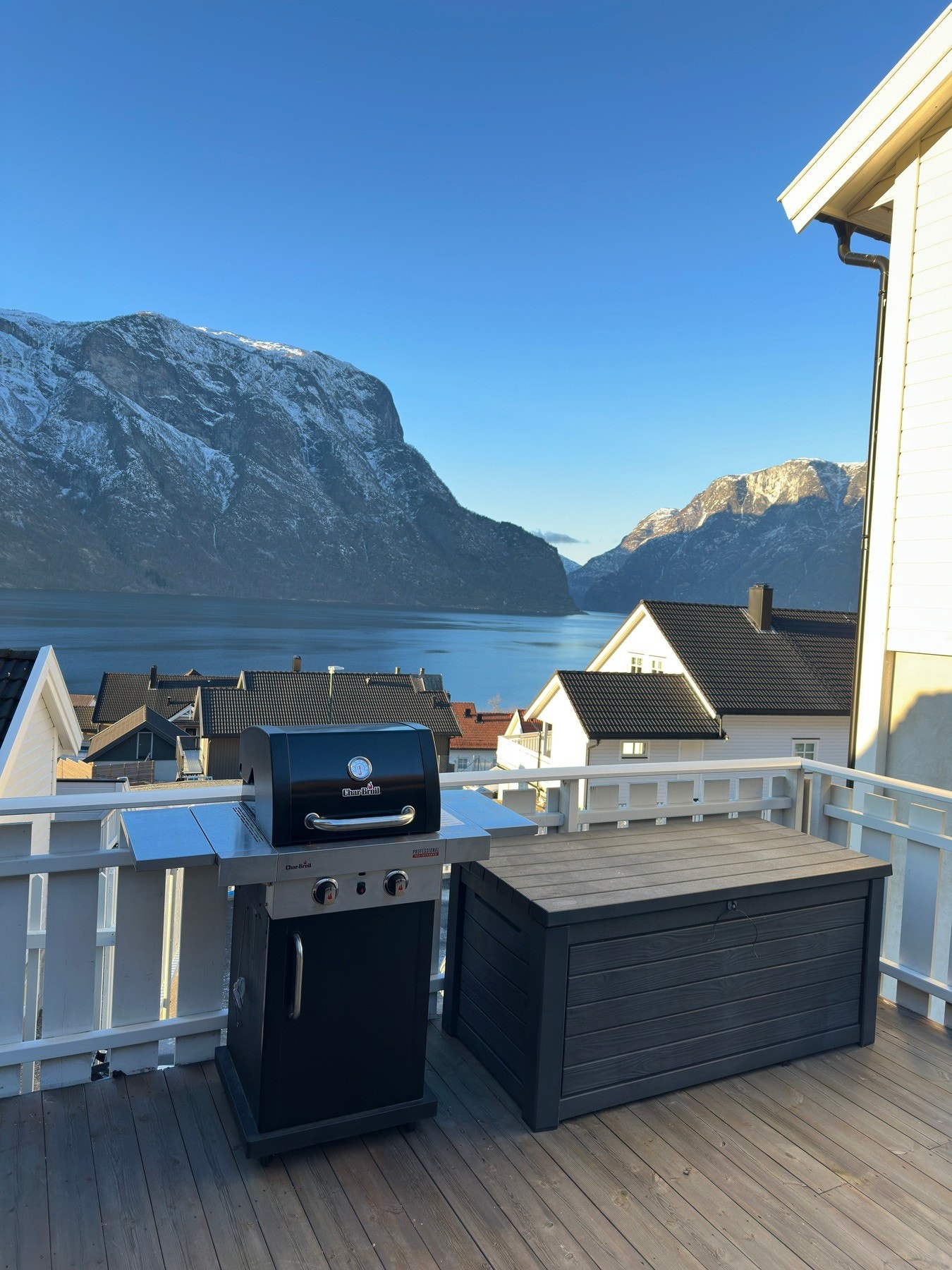 Her har man grillplass med utsikt Galleribilde