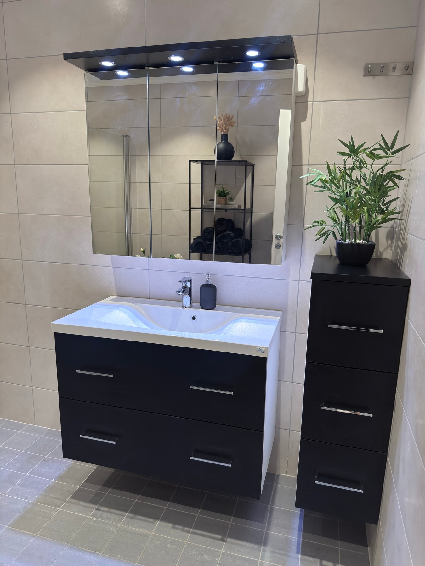 Baderomsinnredning med nedfelt servant, samt lysskap Galleribilde