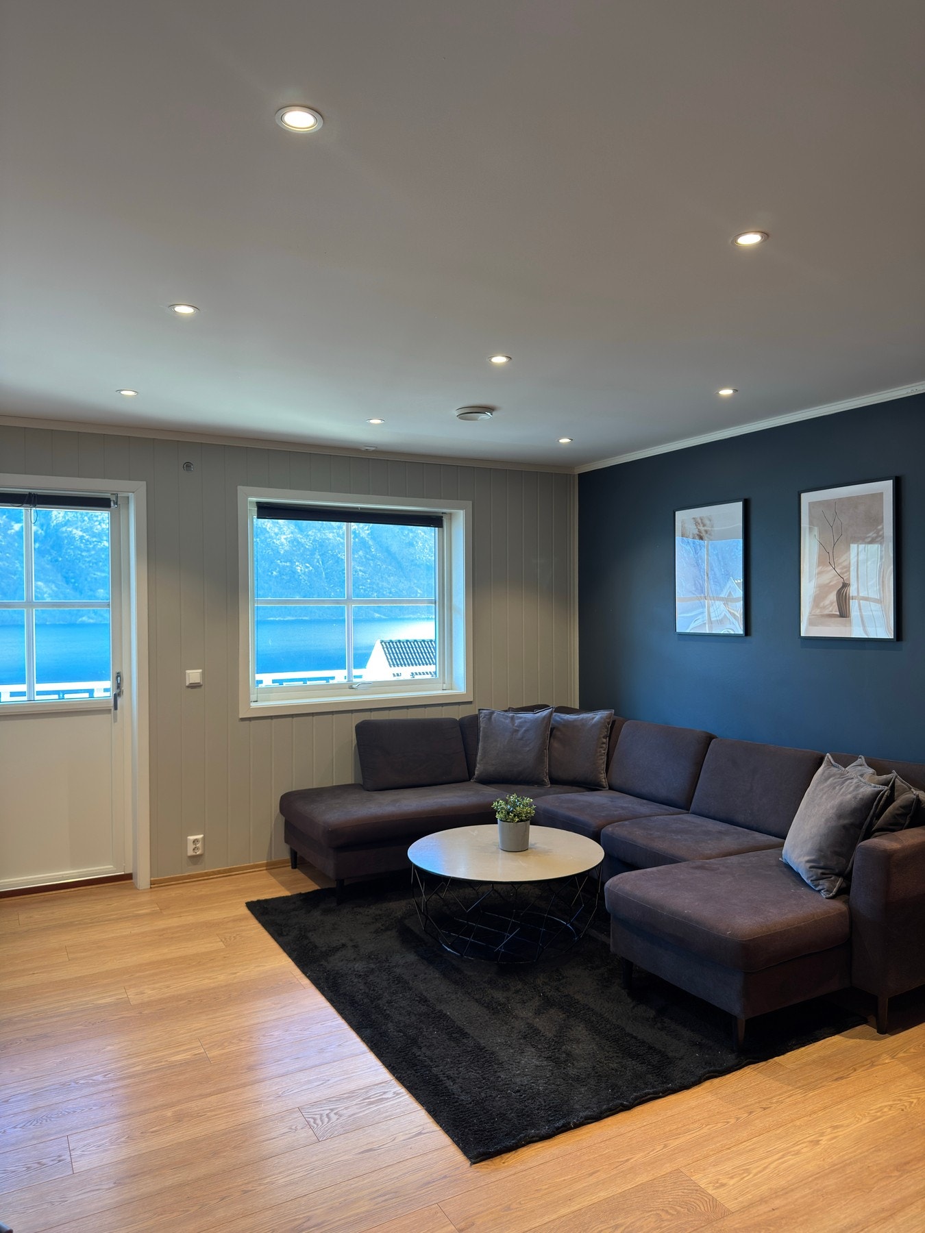 Utgang til balkong fra stuen Galleribilde