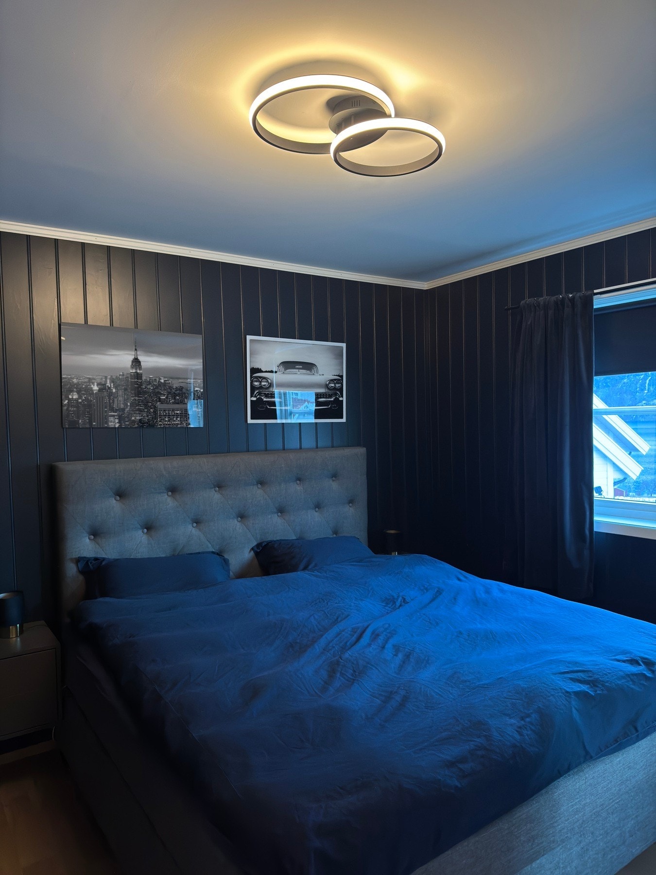 Hovedsoverommet som er malt i behagelig farge, godt med skapplass Galleribilde