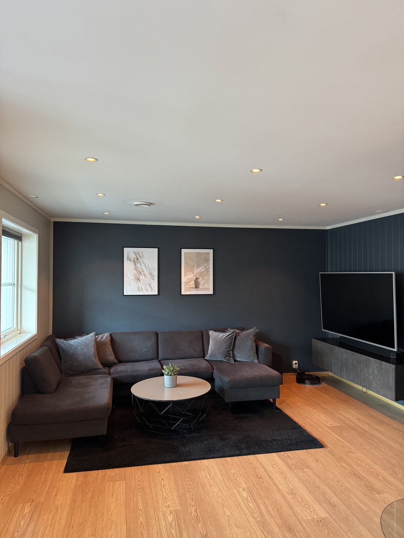 Romslig stue med god plass til stor sofa Galleribilde