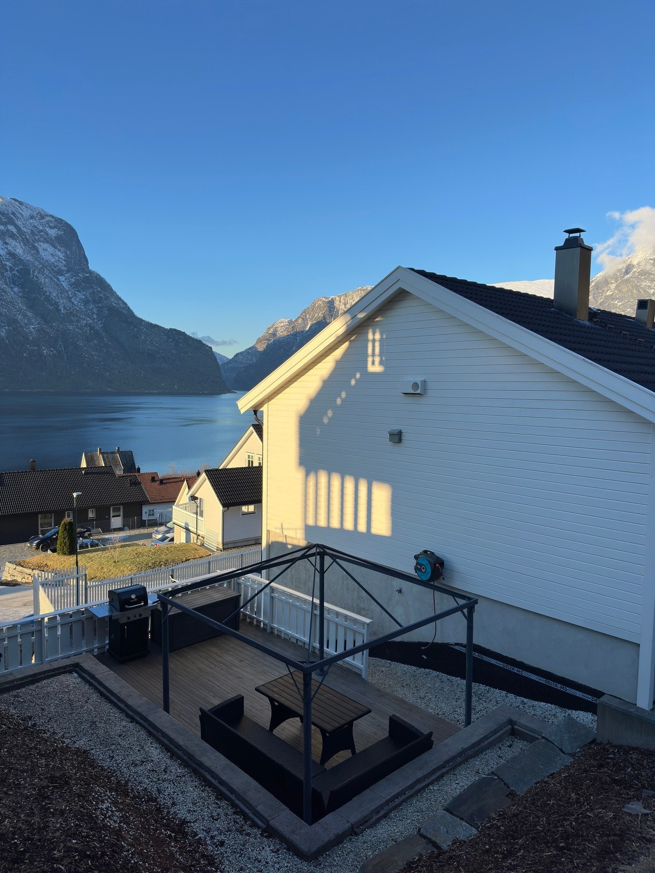 Koselig uteplass med god plass til sittegruppe og grill Galleribilde