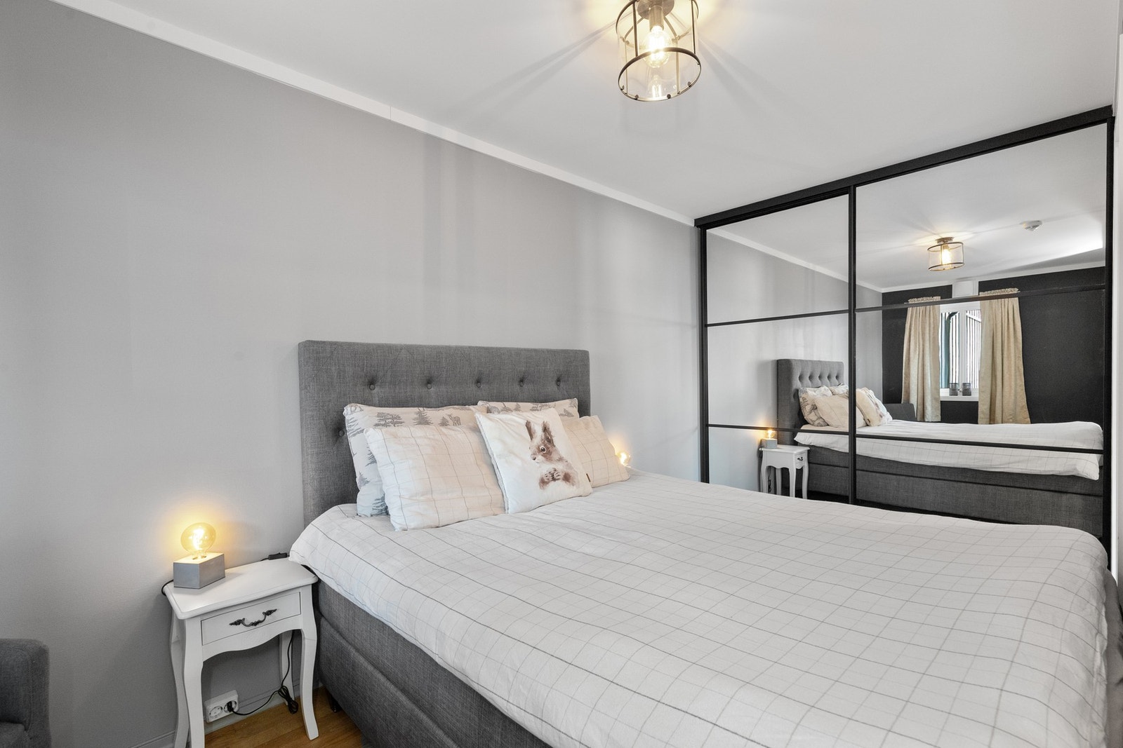 Skyvedørsgarderobe med speilfronter Galleribilde