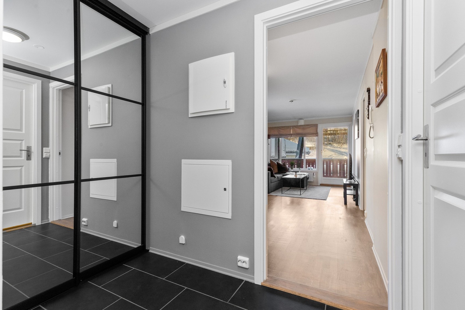 Entré med skyvedørsgarderobe Galleribilde