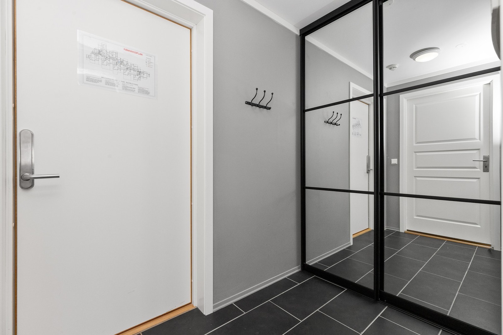 Leiligheten disponerer en romslig bod med god plass til oppbevaring. Boden ligger i 2. etasje Galleribilde