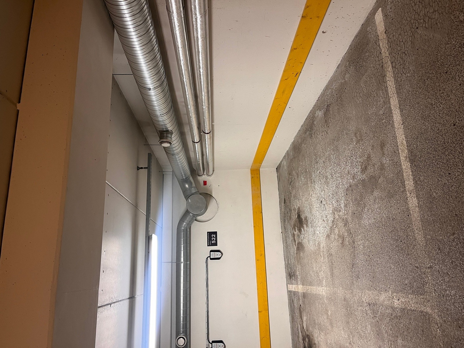 I felles garasjeanlegg disponerer man en biloppstillingsplass med mulighet for el-bil lader Galleribilde