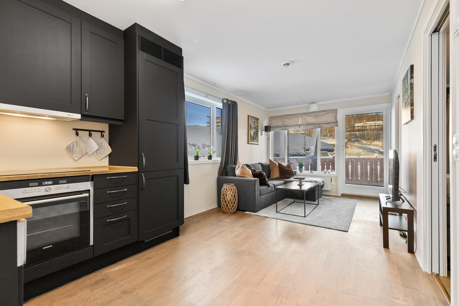 Åpen stue- og kjøkkenløsning med gode lysforhold Galleribilde