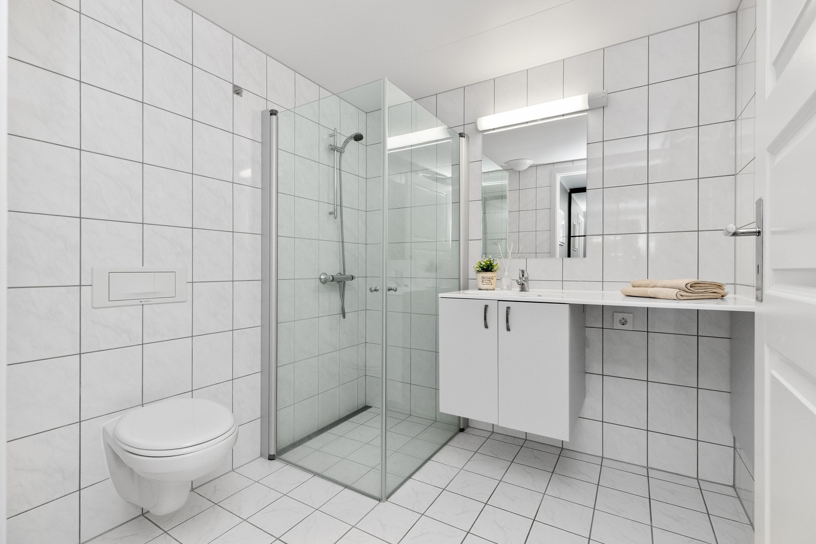 Bad med flislagte overflater, varmekabler i gulv Galleribilde