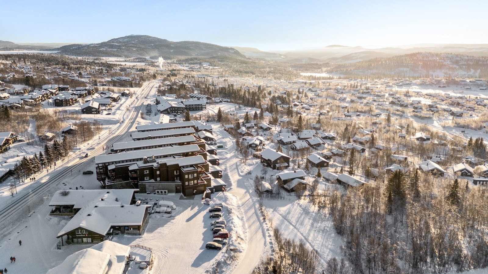 Leiligheten har en svært attraktiv beliggenhet - perfekt for deg som ønsker å ta del i det pulserende livet på Beitostølen, samtidig som du har flotte turmuligheter rett utenfor døren, både sommer og vinter Galleribilde