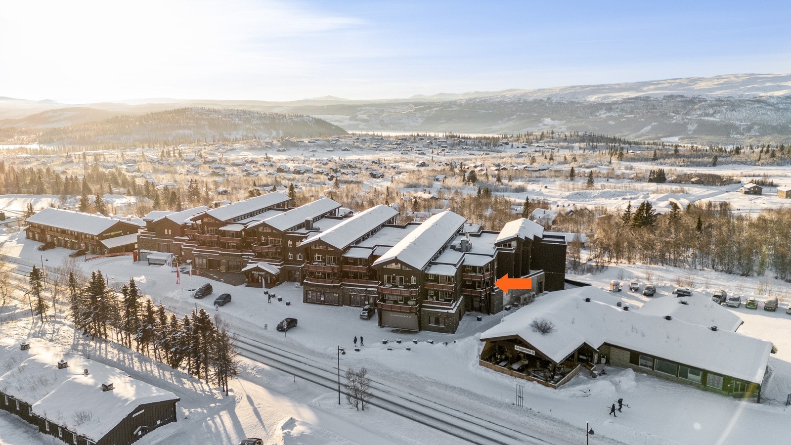 Meget sentral beliggenhet i Sameiet Stølstunet. Leiligheten ligger i 5. etasje med terrasse vendt mot sentrum. Enkel adkomst til dagligvarebutikk, vinmonopol, sportsforretning, treningssenter og garasjeanlegg - alt du trenger, rett i nærheten Galleribilde