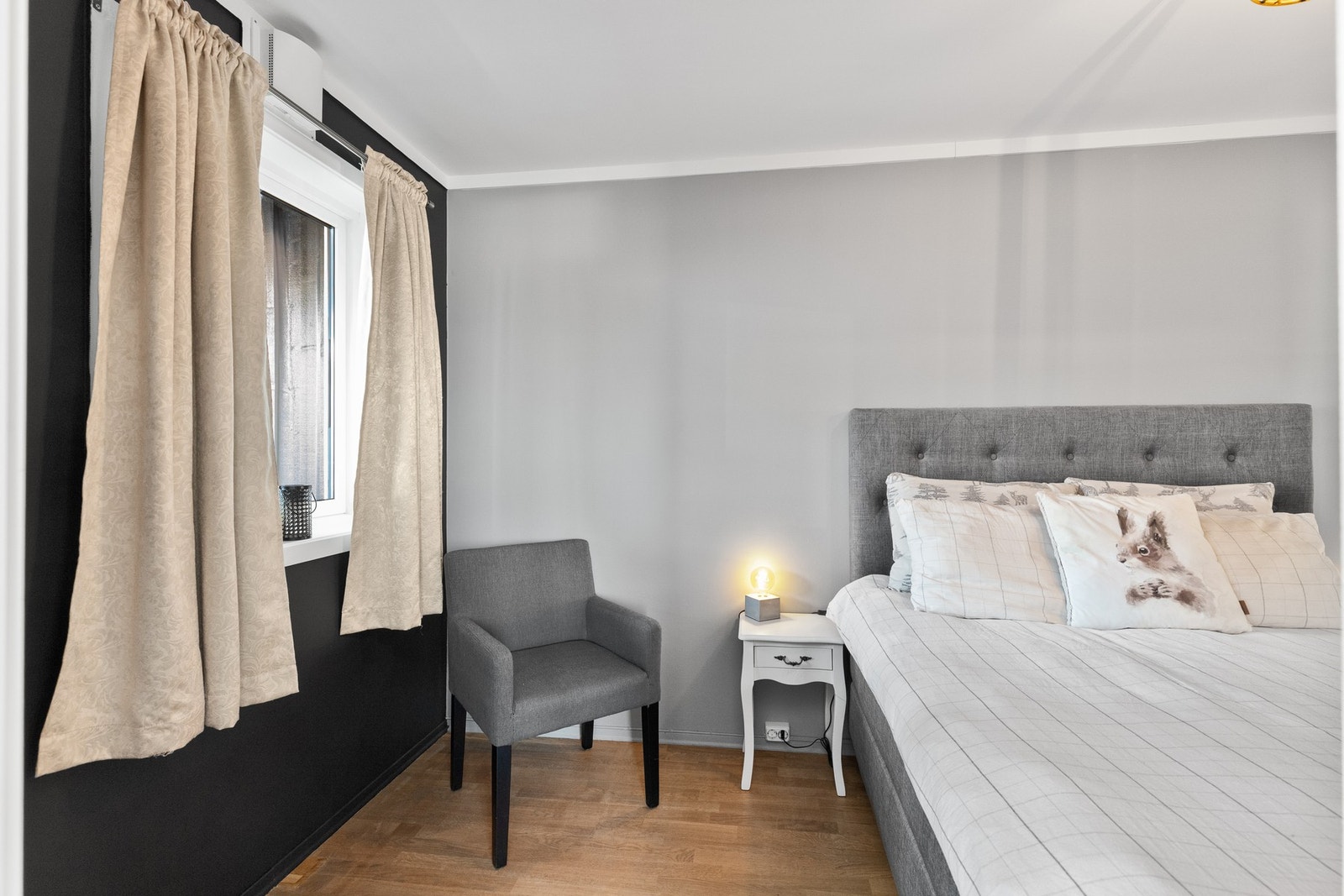 Romslig og hyggelig soverom Galleribilde