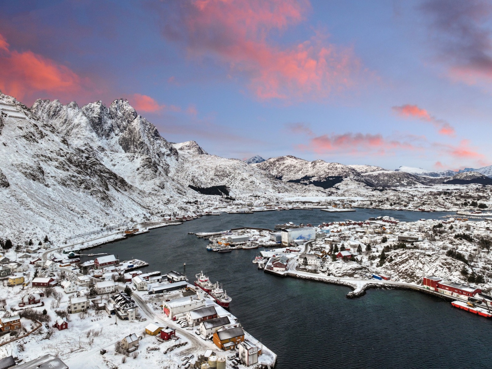 Hvert år feires Ballstaddagan . Det er en kort festival med spill og lek, og lørdagskvelden bes det opp til ordentlig bryggedans på allmenningen. Galleribilde