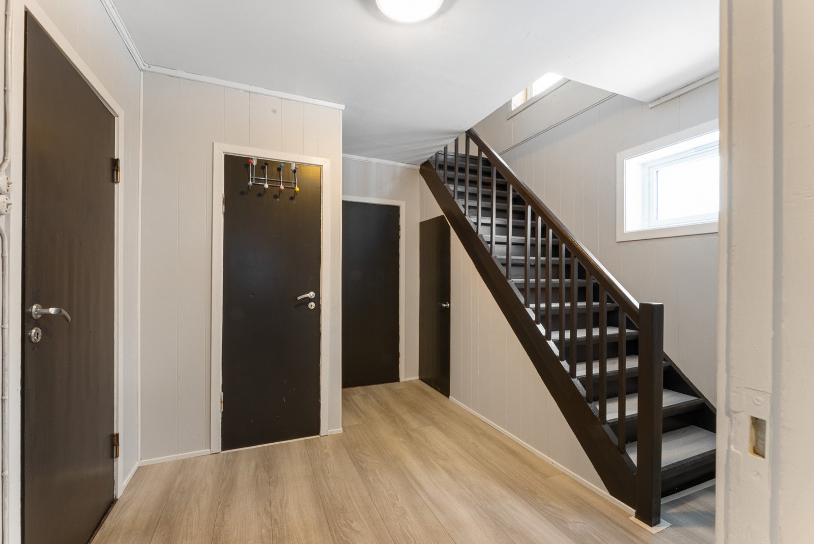 Fra hallen kommer vi videre opp i boligen. Galleribilde