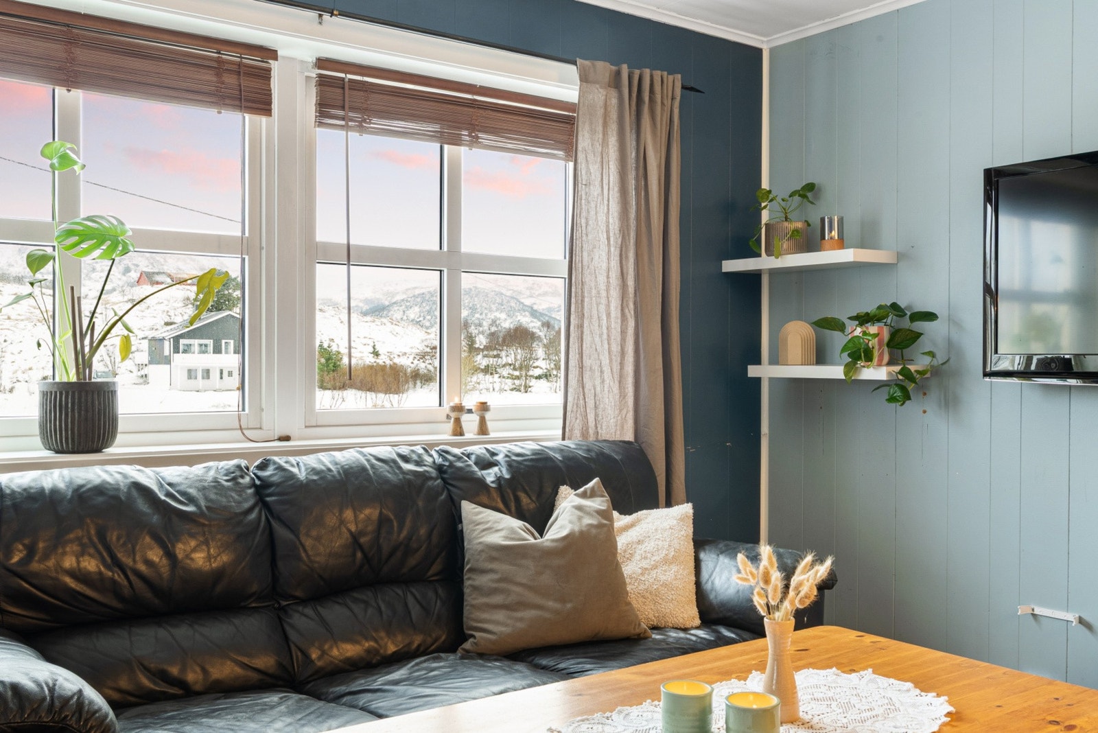 Og de store vindusflatene sørger for rikelig med dagslys. Galleribilde