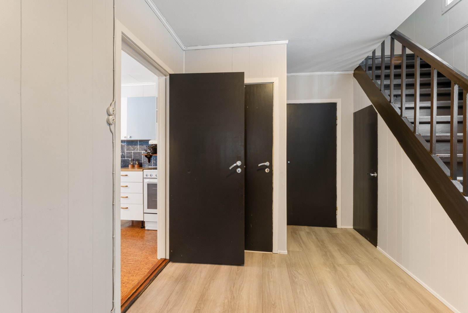 Videre kommer vi inn til hallen, som binder sammen resten av boligen. Galleribilde