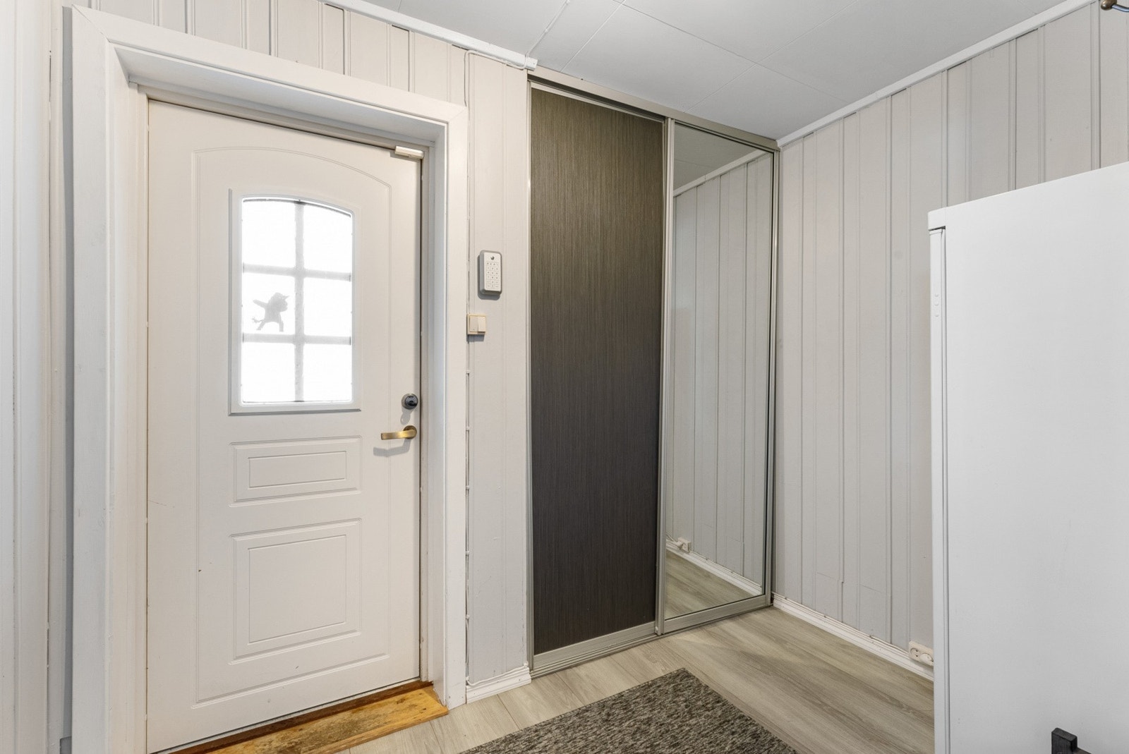 Når vi trer inn i boligen møtes vi av en praktisk entré med skyvedørsgarderobe. Galleribilde