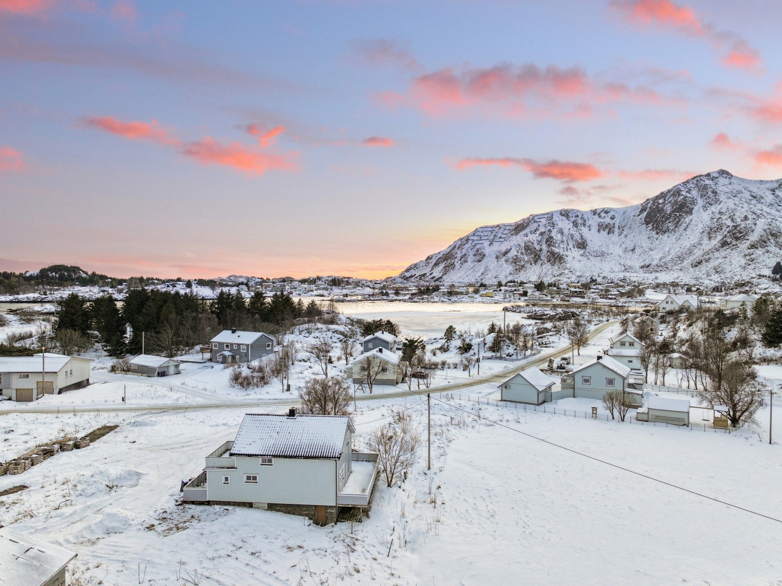 Beliggenheten er ideell for en aktiv familie, med umiddelbar nærhet til flotte turmuligheter rett utenfor døren. Galleribilde