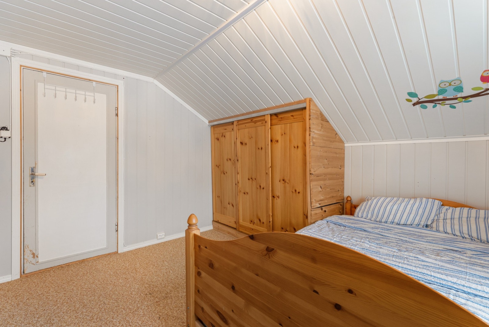 Innebygde lagringsmuligheter med god plass på rommet. Galleribilde