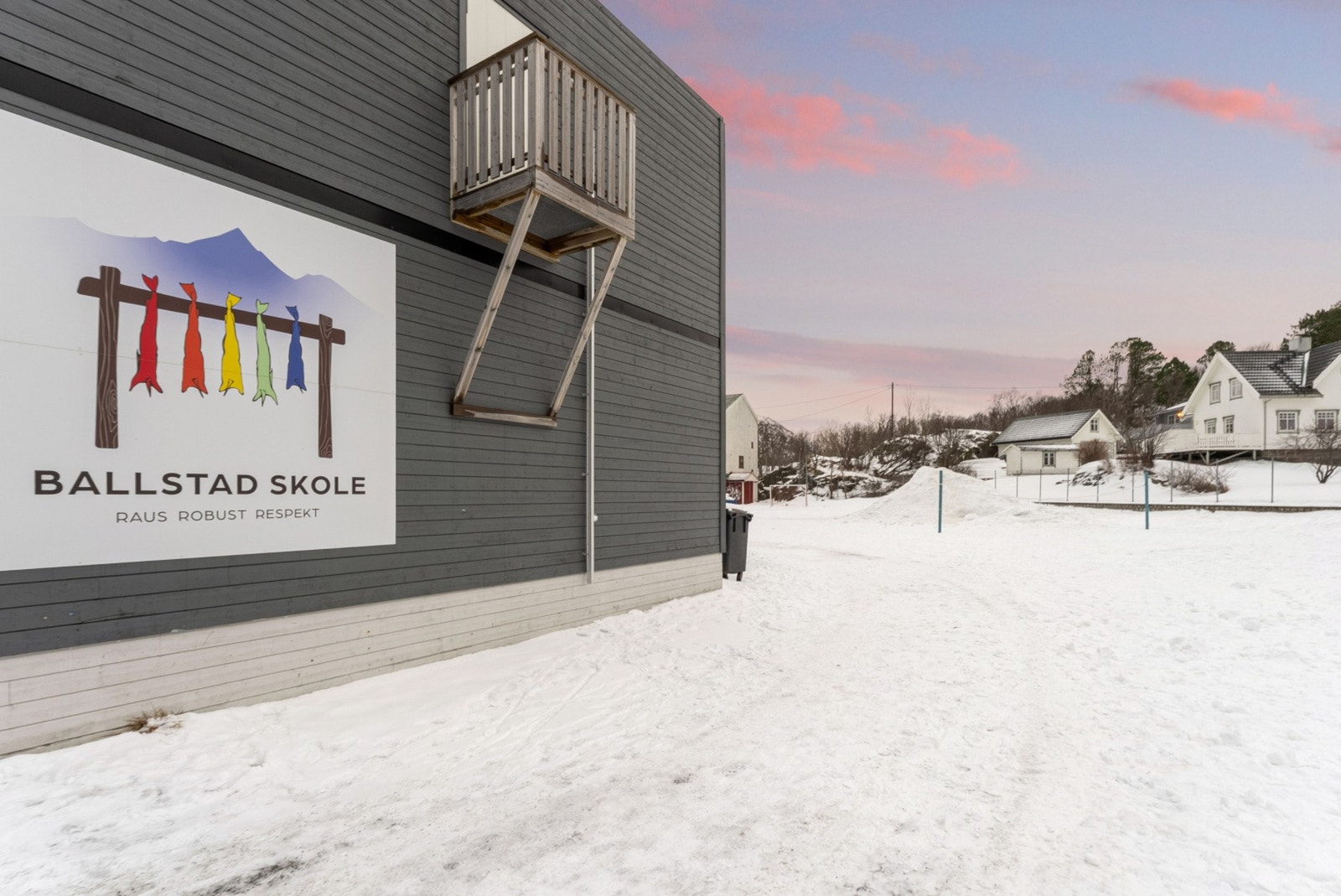 For barnefamilier er det praktisk med gangavstand til Ballstad skole (1-10 trinn), som ligger ca. 800 meter unna Galleribilde