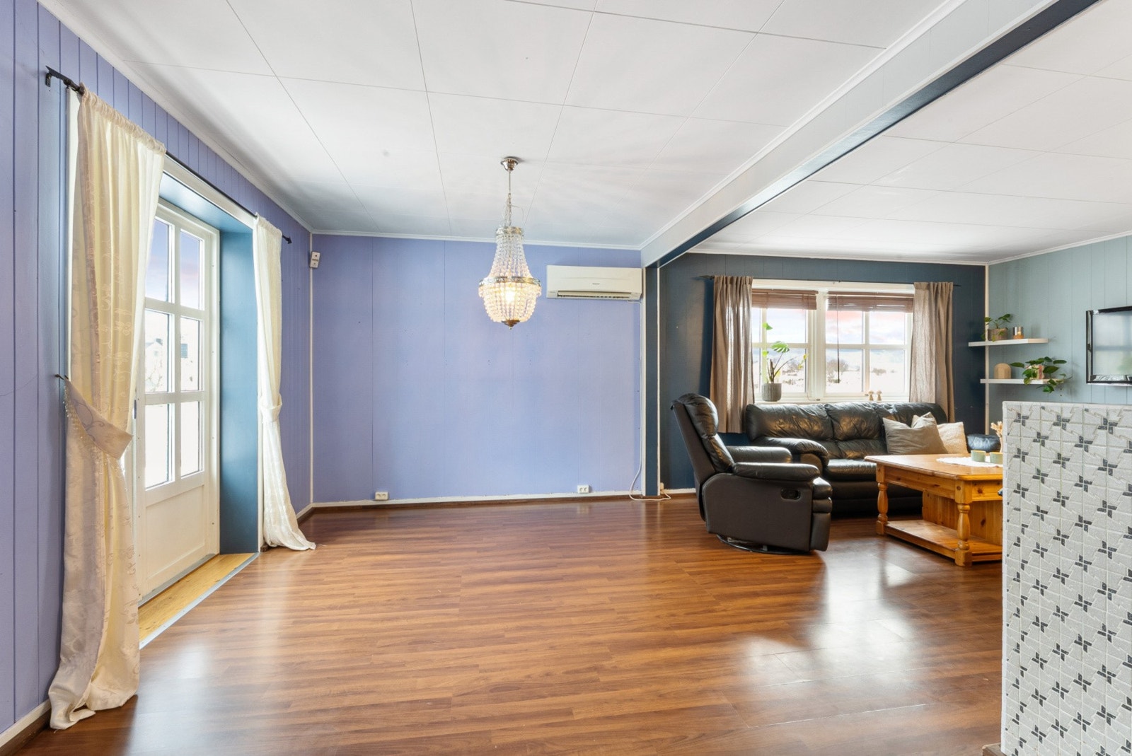 Fra kjøkkenet kommer vi inn til stuen. Galleribilde