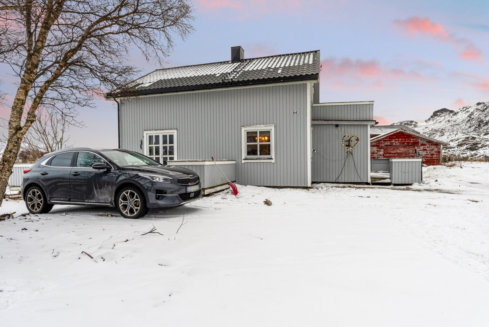 Ved huset er det også gode parkeringsmuligheter. Galleribilde