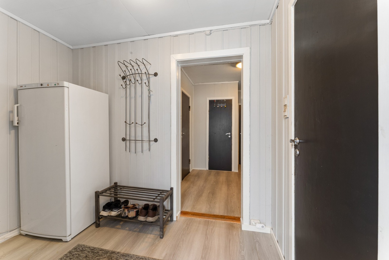 Her er det god plass til ekstra møblement og praktiske knagger. Galleribilde