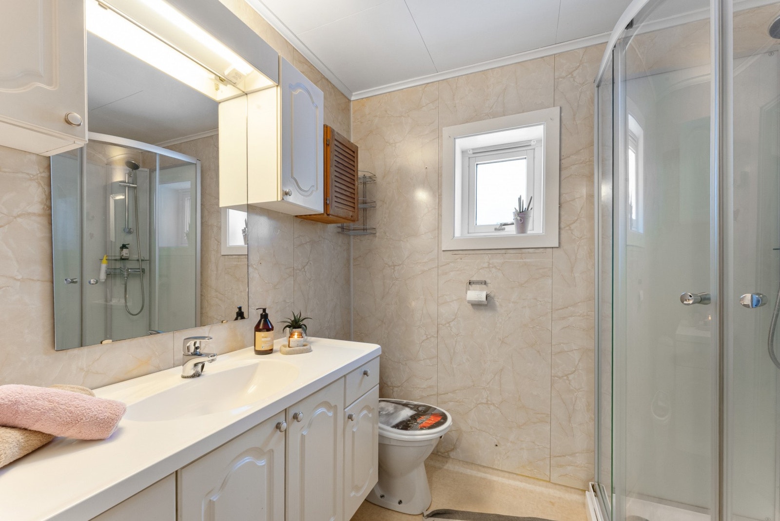 Innredning med tilhørende speil, toalett, dusj og opplegg for vaskemaskin. Galleribilde