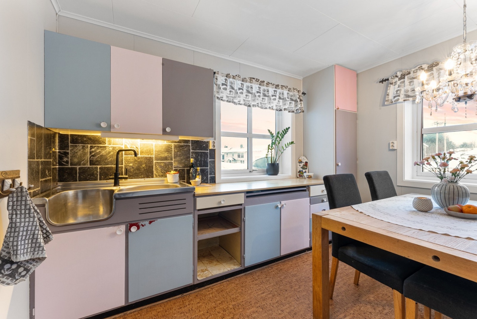 Kjøkkenet har en praktisk utforming og godt med plass. Galleribilde