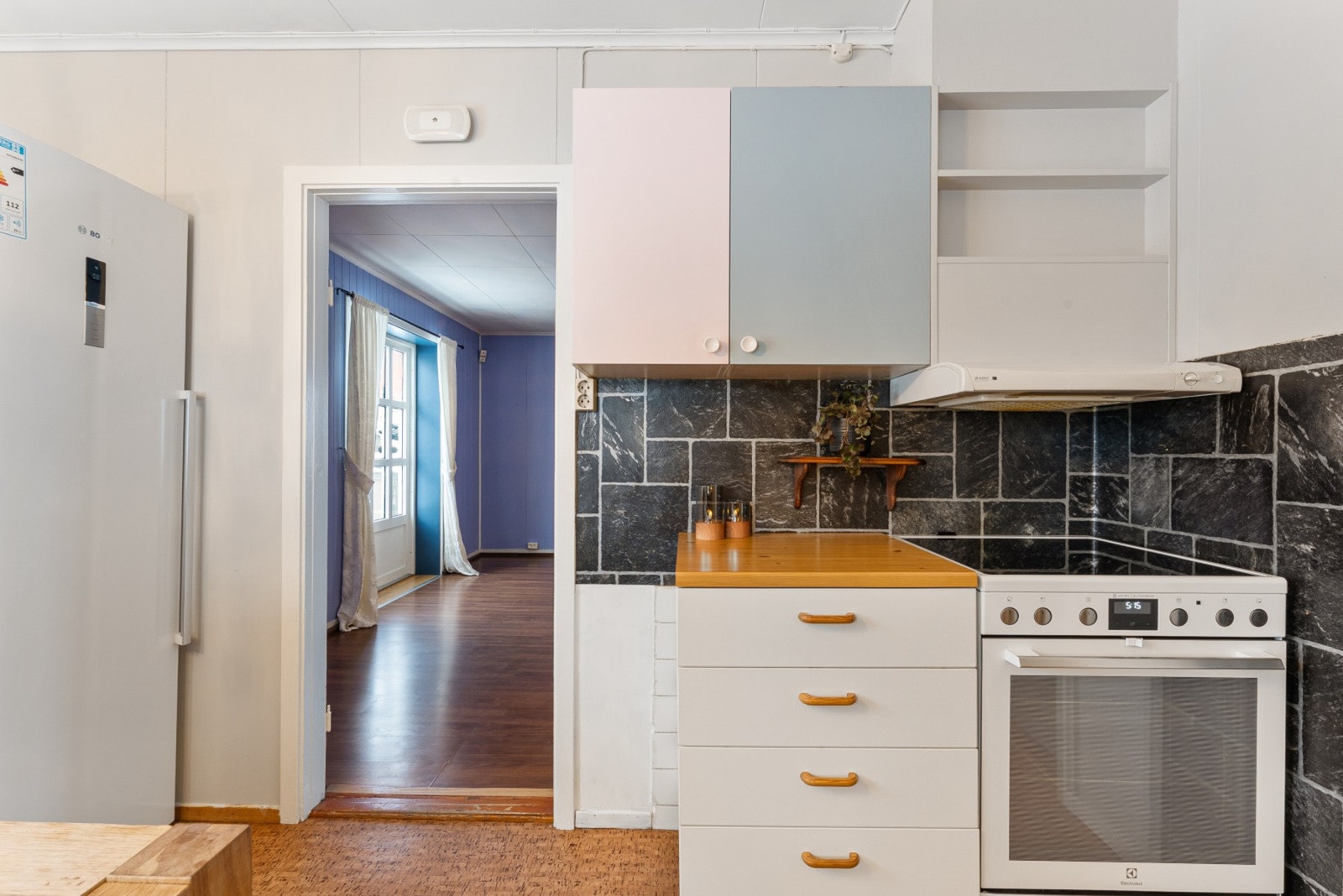 Egen stasjon ved stekovn gjør matlagingen enkel. Galleribilde