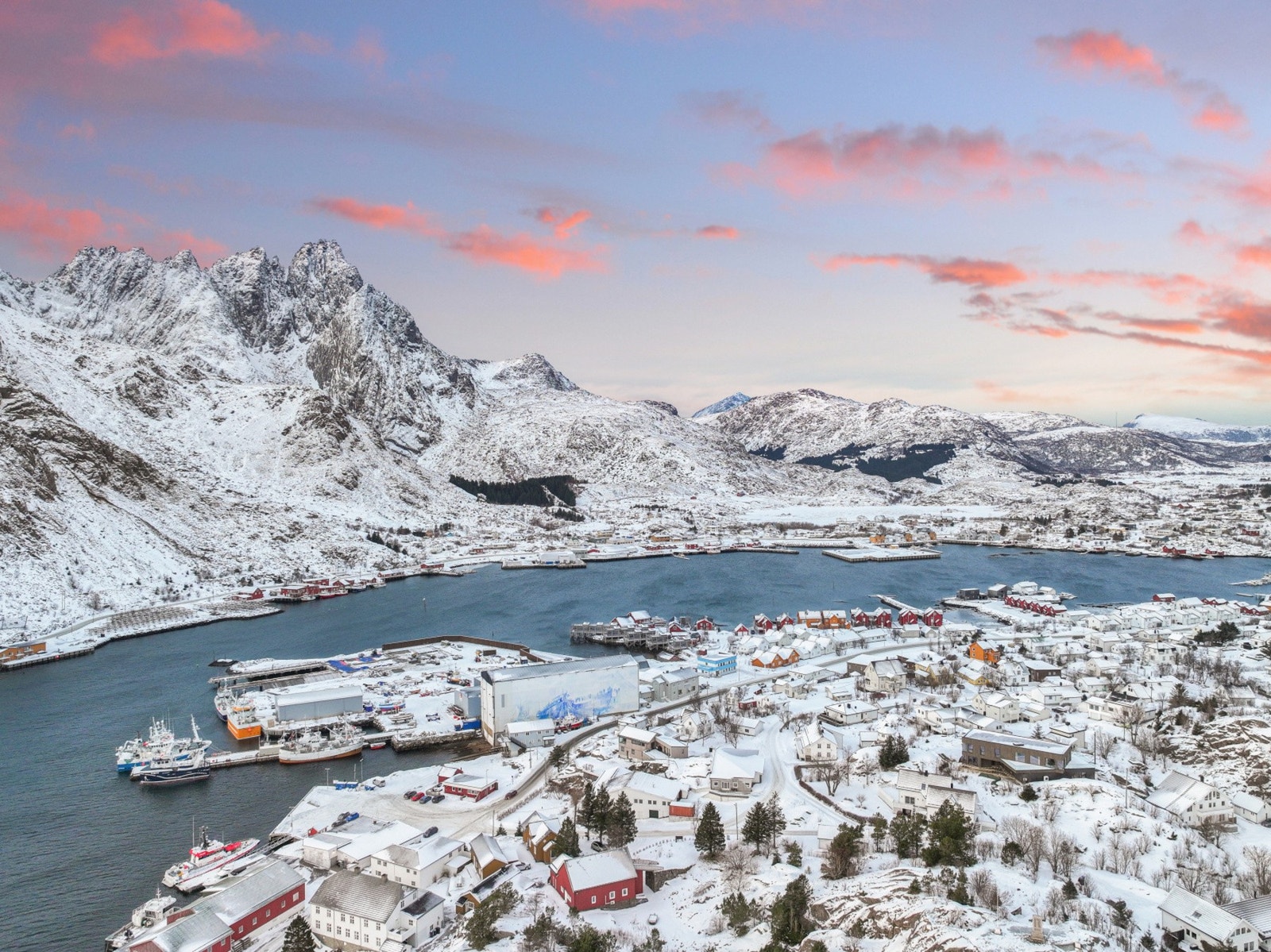 Ballstad Slipphall med Nord-Europas største veggmaleri på cirka 3000m². Veggmaleriet er malt av kunstneren Scott Thoe. Galleribilde