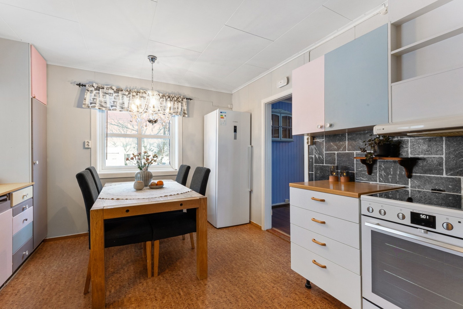 Her kommer vi oss videre inn til kjernen av boligen. Galleribilde